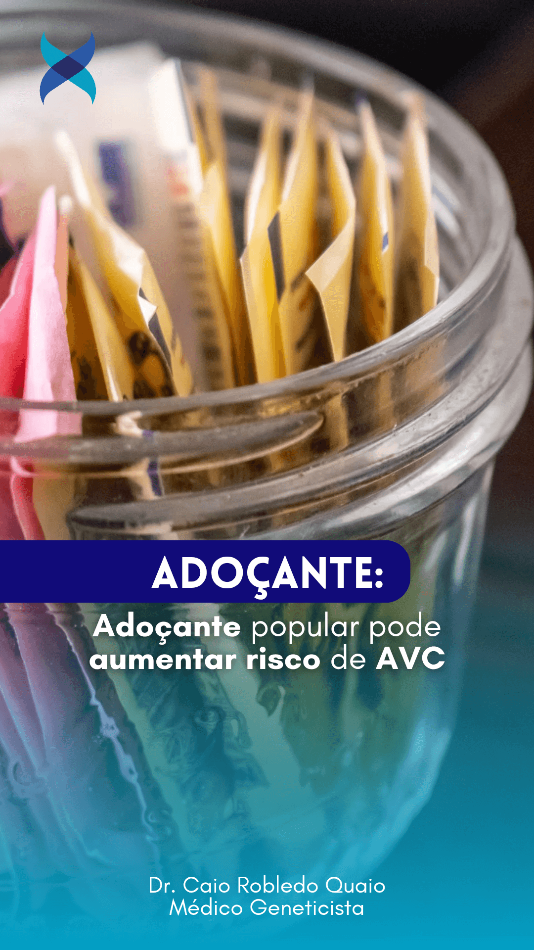 Adoçante popular pode aumentar risco de AVC Eritritol (Erythritol, em inglês), adoçante queridinho de produtos "zero açúcar", como refrigerantes diet, sorvetes low-carb e barras de proteína, pode não ser tão inofensivo quanto parece. Uma nova pesquisa revelou que esse adoçante artificial pode alterar o funcionamento das células cerebrais de maneira a aumentar o risco de AVC. Em laboratório, pesquisadores trataram células de vasos sanguíneos do cérebro humano com uma dose de eritritol equivalente à presente em uma bebida diet. Resultado: essas células passaram a produzir menos óxido nítrico (que ajuda a relaxar os vasos), mais endotelina-1 (que os contrai) e menos t-PA, uma proteína essencial para dissolver coágulos. Além disso, aumentaram os níveis de radicais livres, moléculas associadas ao envelhecimento e inflamação celular. O impacto disso, segundo os autores, pode ser ainda maior em pessoas que consomem várias porções diárias de produtos com eritritol. Estudos anteriores já haviam apontado que altos níveis dessa substância no sangue estão associados a maior risco de infarto e AVC em humanos. Embora os resultados atuais venham de testes celulares e precisem ser confirmados em pesquisas clínicas, fica o alerta: nem todo produto “sem açúcar” é, necessariamente, mais saudável. Link para o estudo: http://dx.doi.org/10.1152/japplphysiol.00276.2025 Conteúdo elaborado por: Dr. Caio Robledo Quaio, MD, MBA, PhD Médico Geneticista - CRM-SP 129.169 / RQE nº 39130 #Adoçantes #Eritritol #AVC #SaúdeCerebral #DietaLowCarb #NutriçãoConsciente #SaúdePreventiva #AlimentaçãoSaudável #CiênciaeSaúde #EstiloDeVidaSaudável #Ciência #EducaçãoMédica #Geneaxis #Genética #Genômica #MedicinaDePrecisão #MedicinaPersonalizada #PesquisaCientífica #Saúde